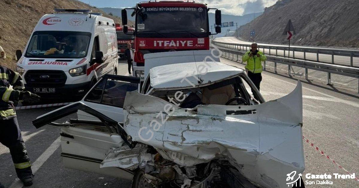 "Denizli'de Korkunç Kaza: Kamyona Çarpan Otomobil Hurdaya Döndü" başlıklı haber için fotorealistik,